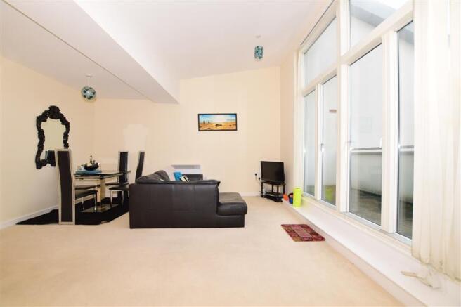 Lounge/Dining Area
