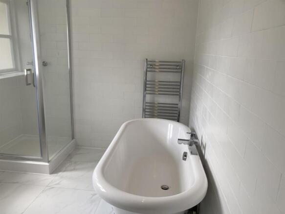 Family Bathroom 1.jpg