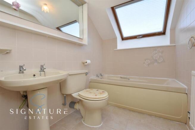 Family Bathroom (10).jpg