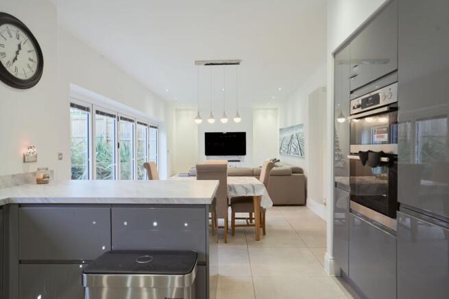 5 bed Detached for sale Image 4