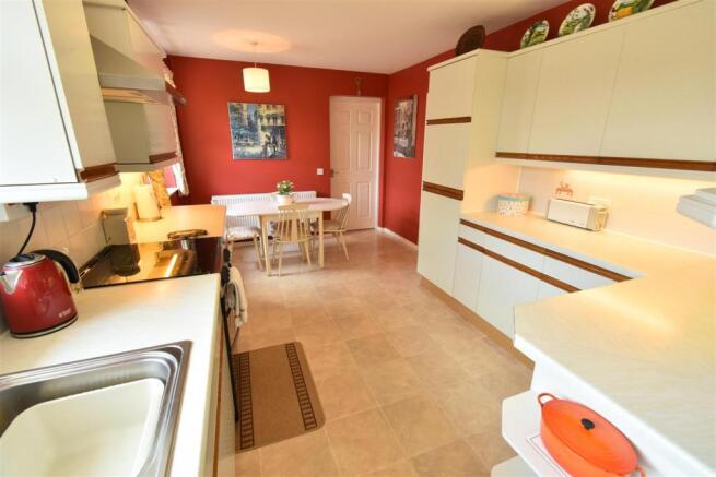 KITCHEN/BREAKFAST ROOM