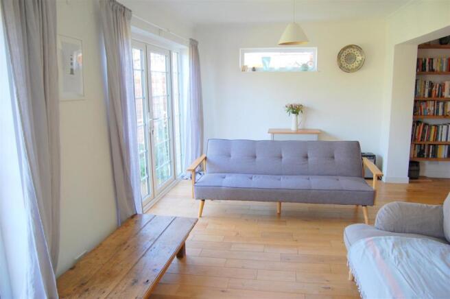 OPEN PLAN LIVING / DINING AREA