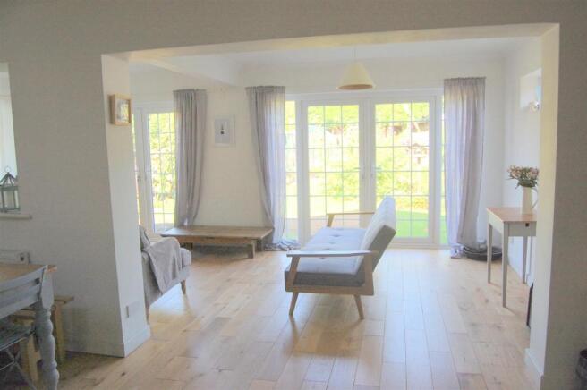 OPEN PLAN LIVING / DINING AREA