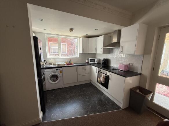 3 bed Semi-Detached to rent Image 4