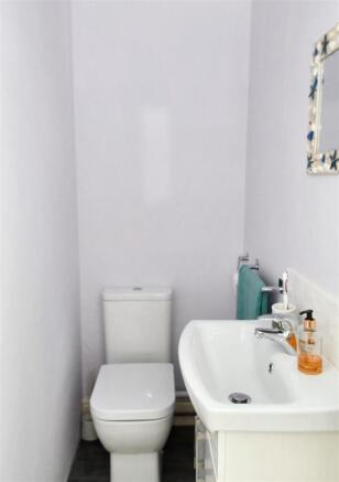 EN-SUITE CLOAKROOM