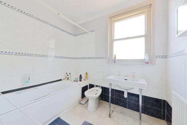 6 bed Detached for sale Image 12