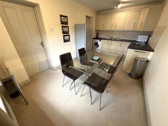 2 bed House to rent Image 6