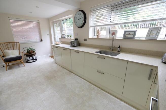 KITCHEN/BREAKFAST 