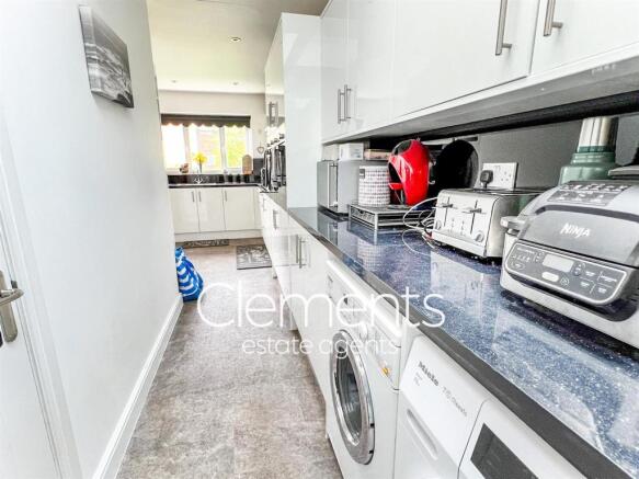 KITCHEN 3.JPG
