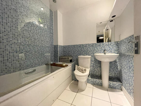 6 St Marys Close - Bathroom