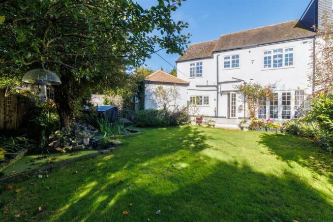 REAR GARDEN pic 2