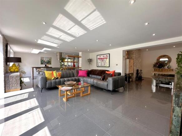 OPEN-PLAN Living Space 451