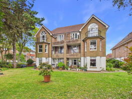3, 90 Queensborough Court, Grand Avenue, Marine, Worthing BN11 5BP