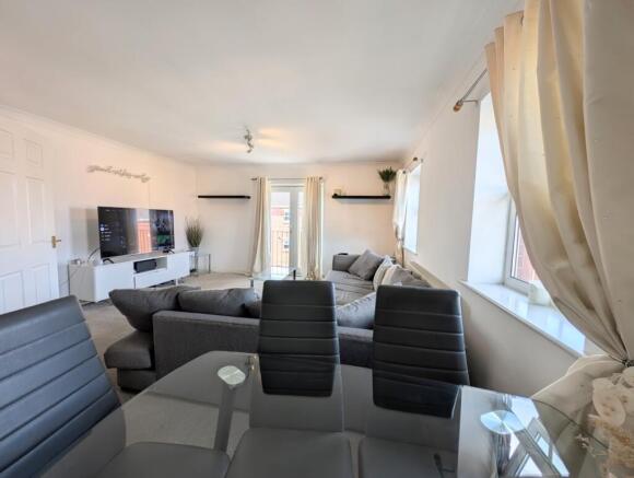 2 bed Flat for sale Image 5
