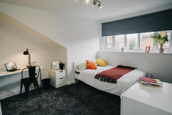 6 bed House to rent Image 5