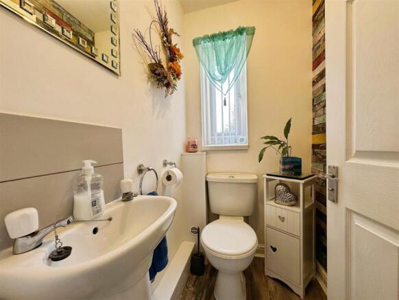 5 bed Detached for sale Image 8