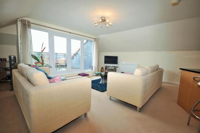 LOUNGE / DINING ROOM