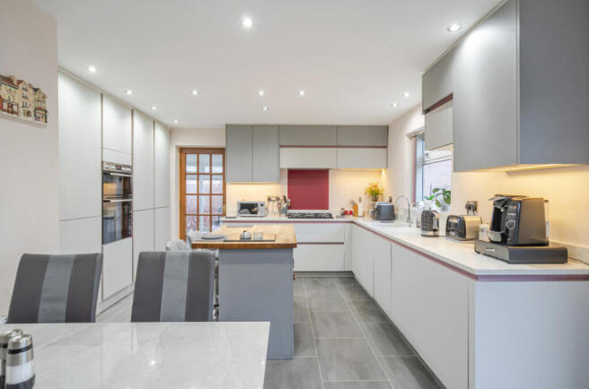 1385869-5-692d9de...