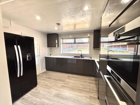 3 bed House to rent Image 4
