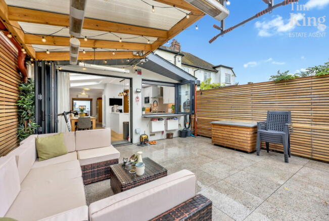 Hawkdene, Chingford, LONDON, E4 7PE photo 3