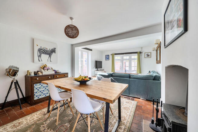 1442743-4-69de93c...