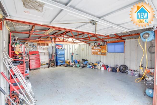GARAGE & WORKSHOP: