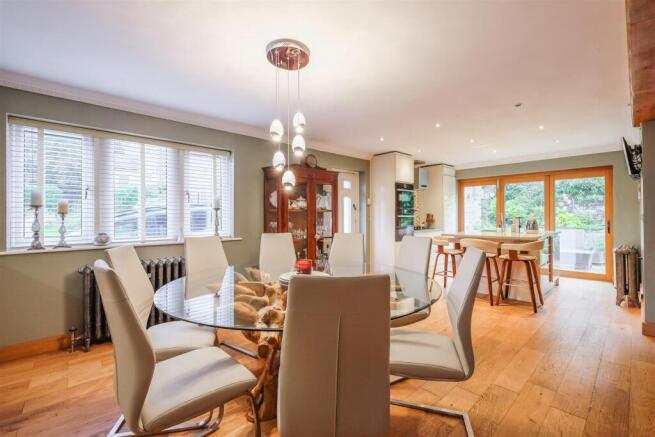 5 bed Detached for sale Image 5
