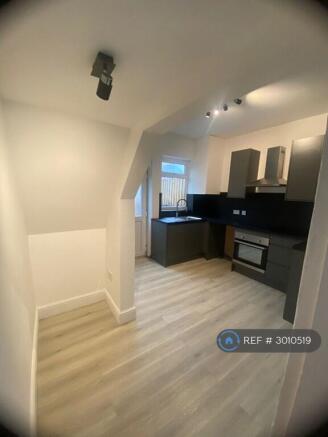 2 bed Terraced to rent Image 4