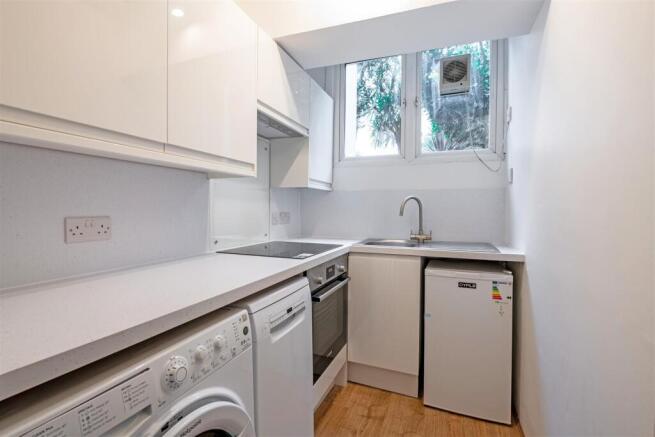 2a 23 Putney Hill Kit.jpg