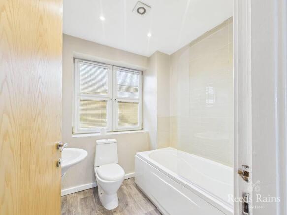 4 bed Semi-Detached for sale Image 5