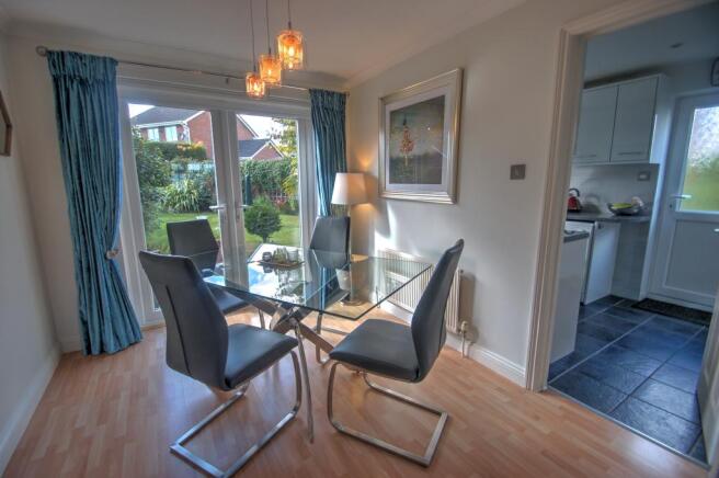 Huntley Grove Din 1