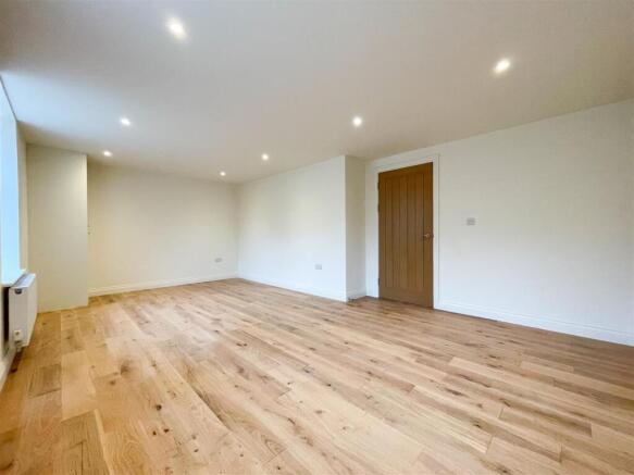 4 bed Apartment to rent Image 7