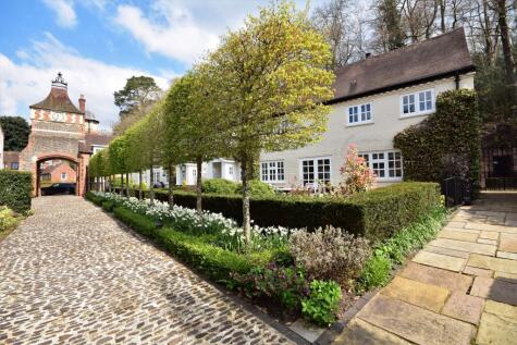 Moor Park House Way, Farnham, Surrey, GU10