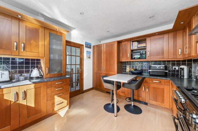 5 bed Detached for sale Image 8
