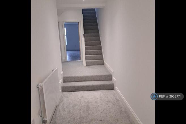 3 bed Flat to rent Image 12