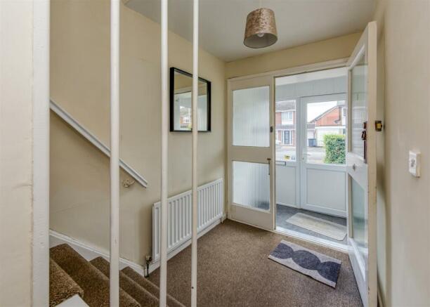 10 Lime Tree Gardens-hall.jpg