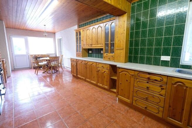 KITCHEN/BREAKFAST
