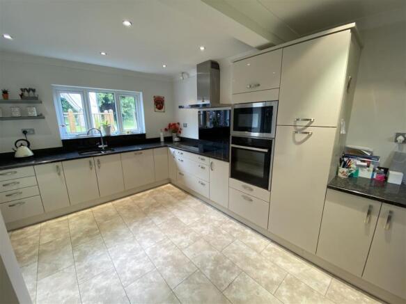 KITCHEN/BREAKFAST ROOM