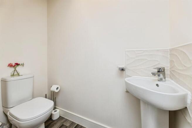 4 bed Detached for sale Image 10