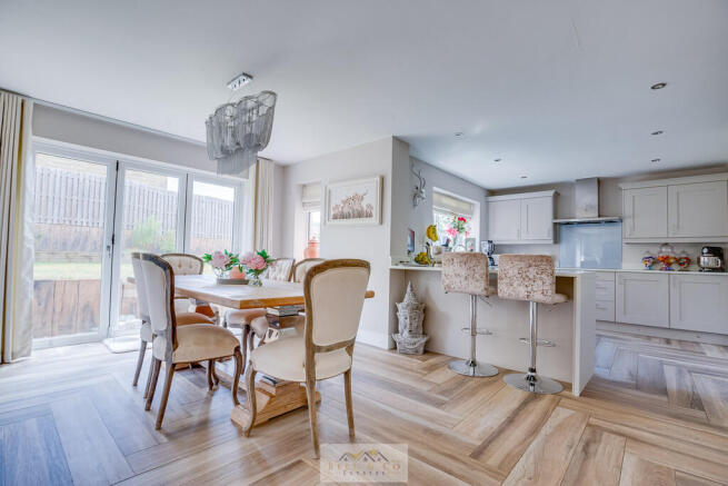 5 bed Detached for sale Image 7