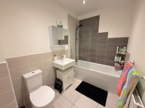 4 bed Semi-Detached to rent Image 10