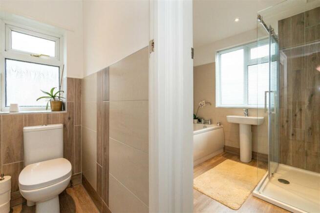 Family Bathroom 1