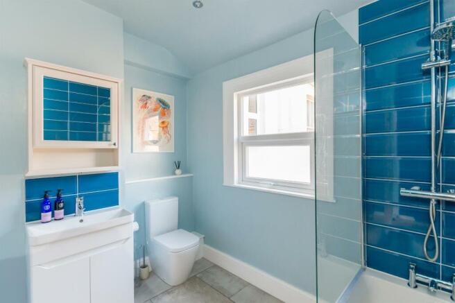 4HVK2RKE - Bathroom B.jpg