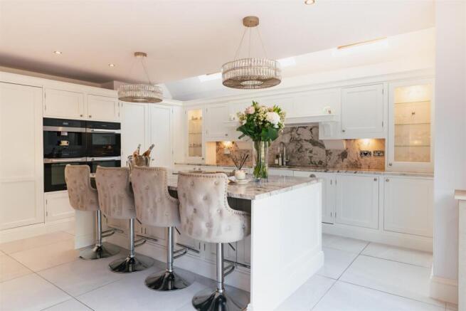 6 bed Detached for sale Image 11