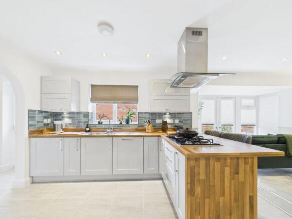 4 bed Detached for sale Image 9
