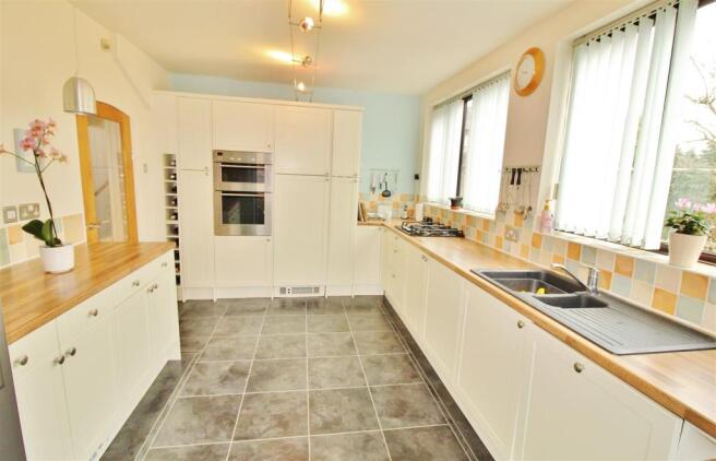 Kitchen...JPG