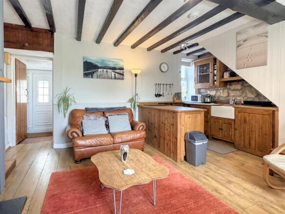 OPEN PLAN KITCHEN & LIVING AREA