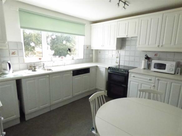 FITTED KITCHEN