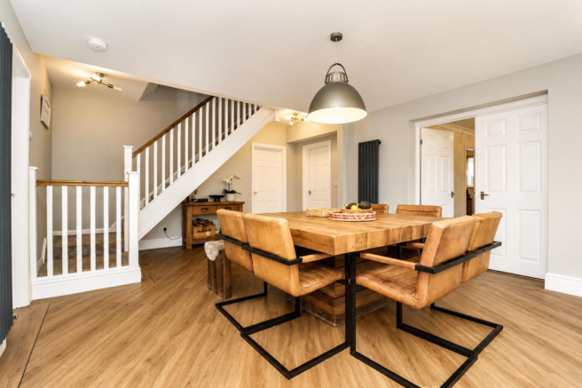 5 bed Detached for sale Image 7