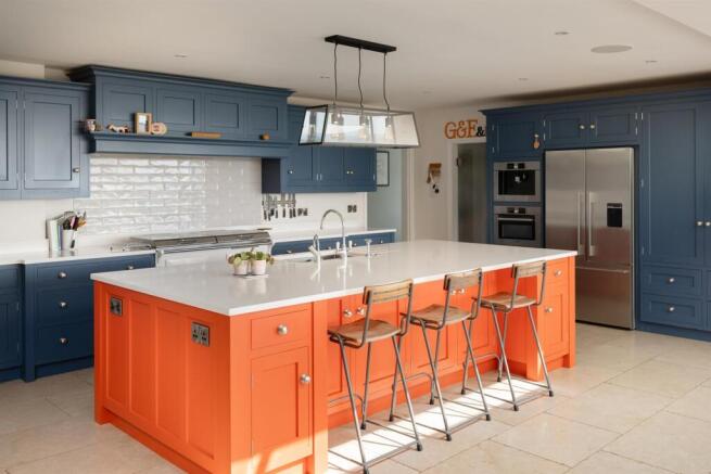 6 bed House for sale Image 5